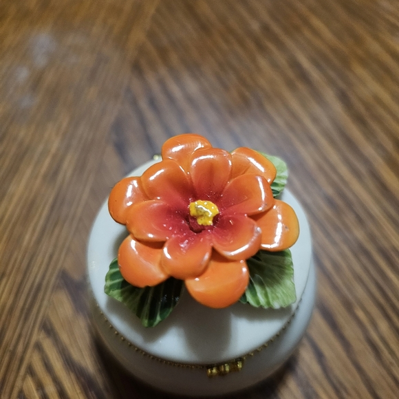 Vintage Flower Top Trinket Box - Picture 2 of 4